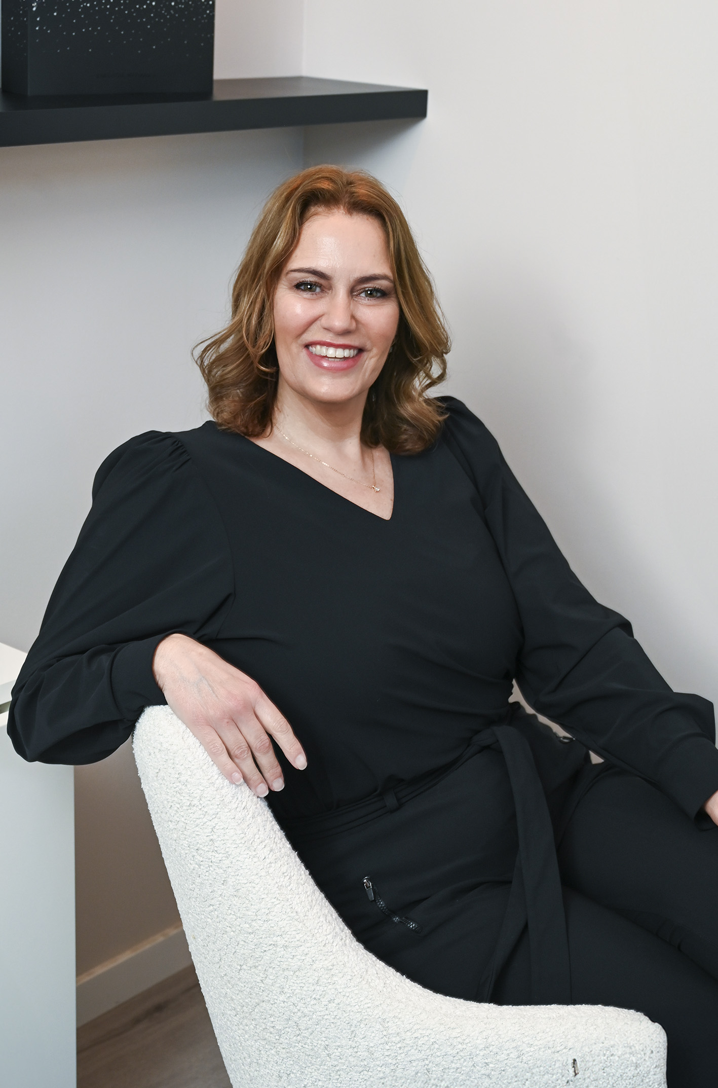 Sabine aan het werk tijdens een holistische huidbehandeling